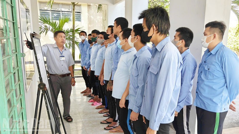 Học viên đang xem danh sách người ứng cử Hội đồng nhân dân các cấp bên trong cơ sở. (Ảnh: NGHIÊM TÚC)