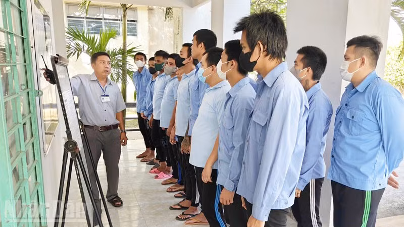 Học viên đang xem danh sách người ứng cử Hội đồng nhân dân các cấp bên trong cơ sở. (Ảnh: NGHIÊM TÚC)