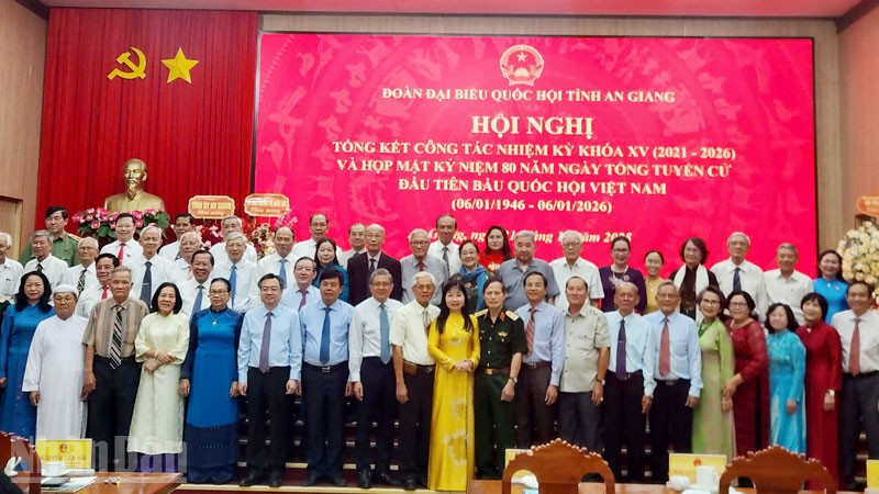 Các đồng chí Ủy viên Trung ương Đảng, lãnh đạo tỉnh chụp ảnh lưu niệm với các đại biểu Quốc hội, nguyên đại biểu Quốc hội đơn vị tỉnh An Giang qua các khóa.