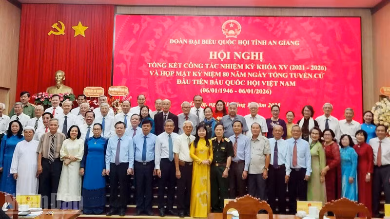 Các đồng chí Ủy viên Trung ương Đảng, lãnh đạo tỉnh chụp ảnh lưu niệm với các đại biểu Quốc hội, nguyên đại biểu Quốc hội đơn vị tỉnh An Giang qua các khóa.