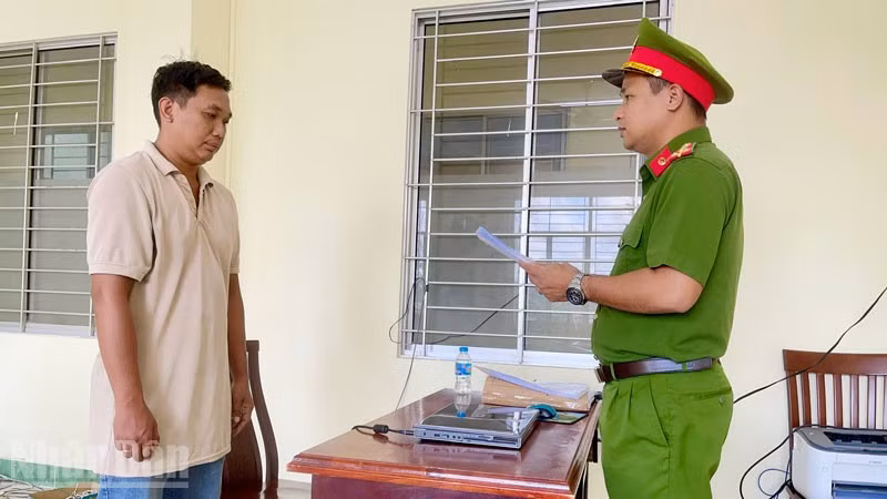 Đối tượng Phạm Tấn Linh (bên trái).