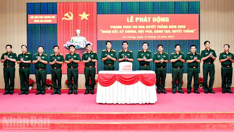 Các đơn vị trực thuộc Bộ Chỉ huy Quân sự tỉnh An Giang ký kết giao ước thi đua. 