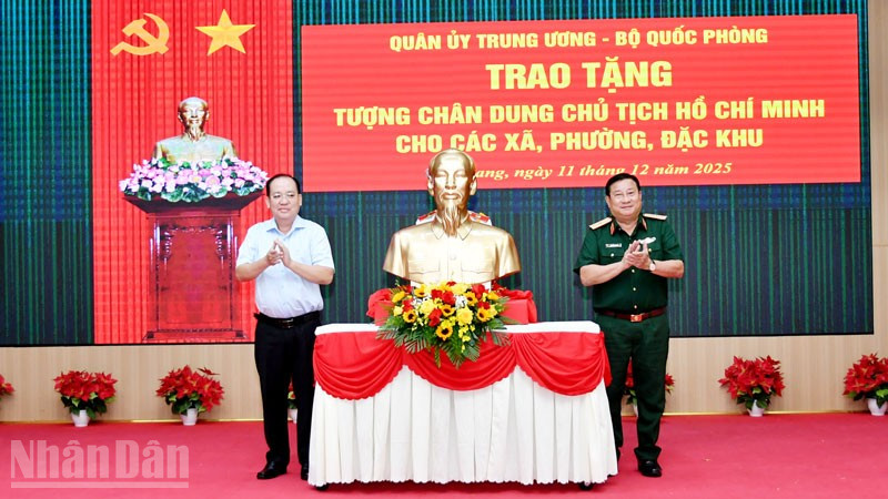 Thiếu tướng Nguyễn Văn Tiền, Phó Tư lệnh Quân khu 9 và Phó Chủ tịch Ủy ban nhân dân tỉnh An Giang Nguyễn Thanh Phong thực hiện nghi thức trao tặng tượng Bác Hồ. (Ảnh: PHƯƠNG VŨ).