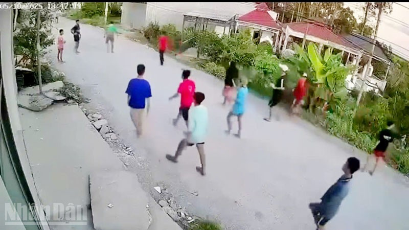 Camera nhà dân ghi lại hình ảnh học viên cai nghiện bỏ trốn. 