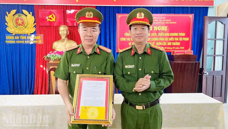 Đại tá Nguyễn Nhật Trường, Phó Giám đốc Công an tỉnh, trao quyết định thưởng đột xuất 5 triệu đồng cho Phòng Cảnh sát kinh tế Công an tỉnh An Giang.
