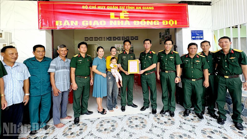 Bộ Chỉ huy Quân sự tỉnh An Giang bàn giao nhà cho gia đình thượng úy Danh Minh Hoài, ấp Minh Phong, xã Bình An. (Ảnh: PHƯƠNG VŨ)