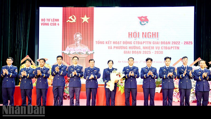 Đoàn đại biểu dự Hội nghị công tác Đoàn và phong trào thanh niên Cảnh sát biển Việt Nam ra mắt hội nghị.