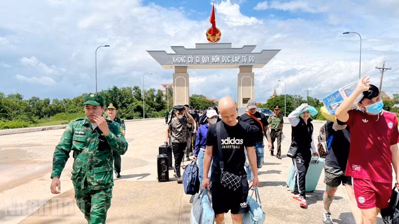 Công dân Việt Nam được phía Đồn Công an cửa khẩu Prek Chak (Campuchia) trao trả. (Ảnh: Biên phòng tỉnh An Giang)
