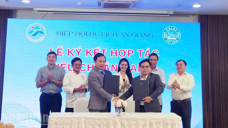 Đại diện Hiệp hội du lịch tỉnh An Giang và Công ty TNHH Halal Quốc gia Việt Nam ký kết hợp tác Tiêu chuẩn Halal.