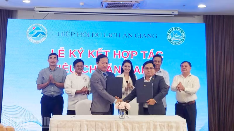 Đại diện Hiệp hội du lịch tỉnh An Giang và Công ty TNHH Halal Quốc gia Việt Nam ký kết hợp tác Tiêu chuẩn Halal.