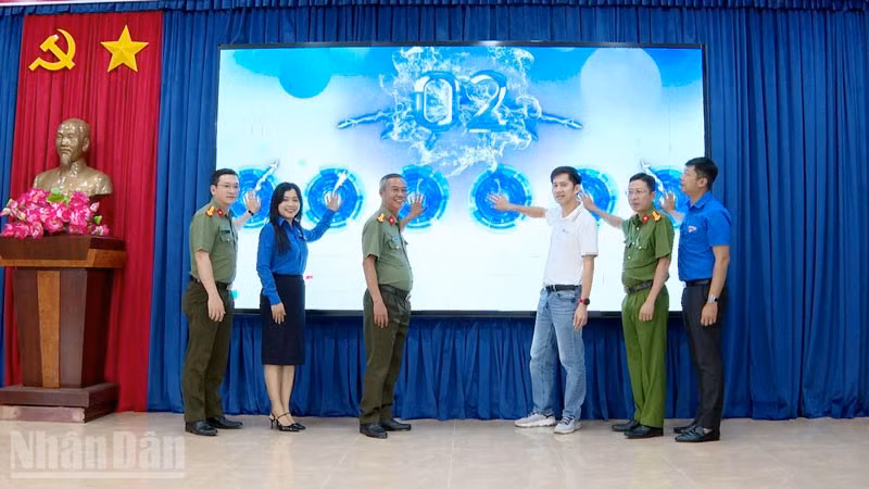 Đại diện các đơn vị phối hợp đã thực hiện nghi thức khởi động công trình “Tiếng loa an ninh”.