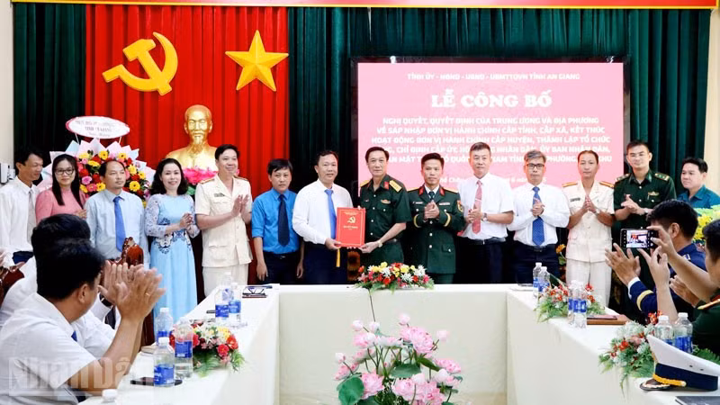 Đại tá Cao Minh Tâm, Phó Chính ủy Bộ Chỉ huy Quân sự tỉnh An Giang trao Quyết định thành lập Đảng bộ Đặc khu Thổ Châu. 