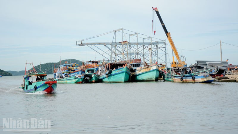 Phương tiện đánh bắt thủy sản trên vùng biển Kiên Lương, tỉnh An Giang.