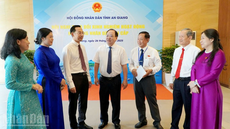 Các đại biểu trao đổi bên lề hội nghị giao ban Hội đồng nhân dân 2 cấp tỉnh An Giang. 
