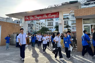 Các thí sinh bước vào thi môn Ngữ văn tại điểm thi Trường trung học phổ thông chuyên Hạ Long trong sáng 1/6.