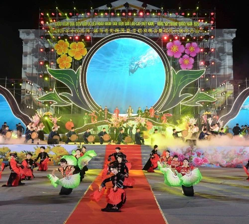 Chương trình giao lưu văn nghệ chào Xuân qua biên giới và Liên hoan nhân dân biên giới Việt Nam-Trung Quốc năm 2026 là hoạt động khởi đầu ý nghĩa của Năm giao lưu nhân văn Việt Nam-Trung Quốc, chào mừng kỷ niệm 76 năm ngày thiết lập quan hệ ngoại giao giữa hai nước.