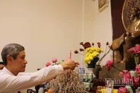 Bí thư Đảng ủy, Đại sứ Việt Nam tại Campuchia Nguyễn Minh Vũ thành kính dâng hương tưởng nhớ Chủ tịch Hồ Chí Minh. (Ảnh: HUY VŨ)