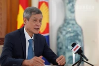 Đại sứ Việt Nam tại Campuchia Nguyễn Minh Vũ trả lời phỏng vấn của phóng viên Báo Nhân Dân thường trú tại Campuchia. (Ảnh: ĐINH TRƯỜNG)