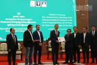 Đại sứ Việt Nam tại Campuchia Nguyễn Minh Vũ (thứ tư từ trái sang) thực hiện nghi thức bàn giao công trình tòa nhà hành chính mới của Quốc hội Campuchia do Việt Nam tài trợ.