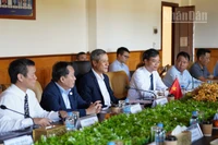 Đại sứ Nguyễn Minh Vũ và đoàn công tác tại buổi làm việc với chính quyền tỉnh Mondulkiri, địa phương cách thủ đô Phnom Penh khoảng 360 km. (Ảnh: ĐINH TRƯỜNG)