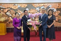 Đại sứ Buakeo Phumvongsay và Phu nhân tặng hoa chúc mừng Đại sứ Nguyễn Minh Vũ và Phu nhân nhân dịp kỷ niệm 80 năm Cách mạng Tháng Tám thành công và Quốc khánh Việt Nam.