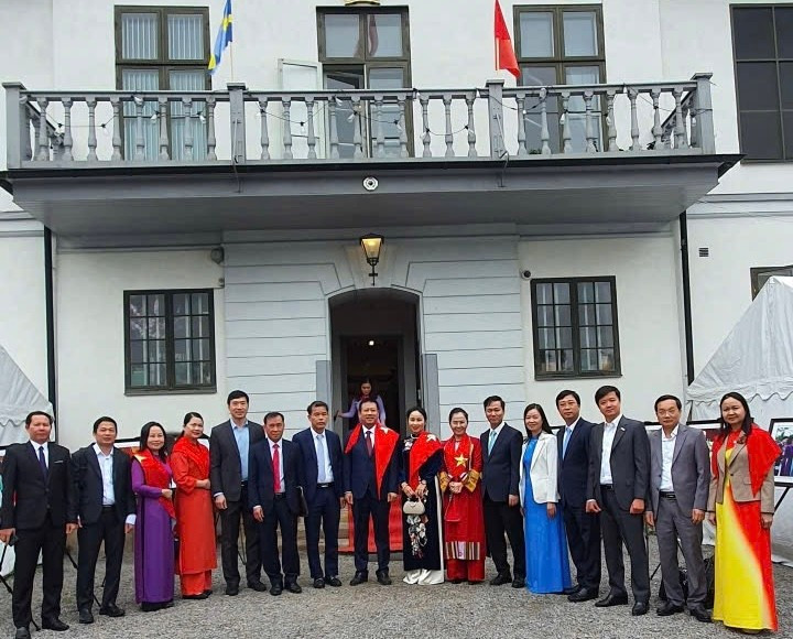 Đoàn cán bộ do Ban Tổ chức Trung ương Đảng Cộng sản Việt Nam chụp ảnh lưu niệm với Đại sứ Trần Văn Tuấn và phu nhân tại Lễ kỷ niệm. img-4647.jpg
