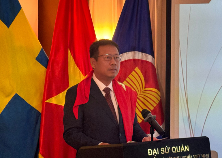 Ông Trần Văn Tuấn, Đại sứ Việt Nam tại Thụy Điển phát biểu tại Lễ kỷ niệm. img-4596.jpg