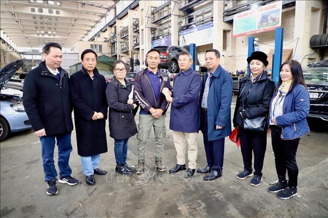Đại diện Đại sứ quán và các hội đoàn xuống một doanh nghiệp sửa chữa ô tô của Việt Nam tại Đức vận động. (Ảnh: TTXVN) Đại diện Đại sứ quán và các hội đoàn xuống một doanh nghiệp sửa chữa ô tô của Việt Nam tại Đức vận động. (Ảnh: TTXVN)