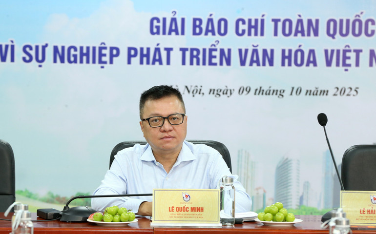 សមមិត្ត Le Quoc Minh សមាជិកគណៈកម្មាធិការមជ្ឈិមបក្ស និពន្ធនាយកកាសែត Nhan Dan អនុប្រធានគណៈកម្មាធិការឃោសនា និងអប់រំមជ្ឈិម ប្រធានសមាគមអ្នកកាសែតវៀតណាមបានចូលរួម និងធ្វើជាប្រធានវគ្គចុងក្រោយនៃពានរង្វាន់សារព័ត៌មានជាតិ z7098392437798-9c7c3fbbffae73ad81043f5e2e3839b8.jpg