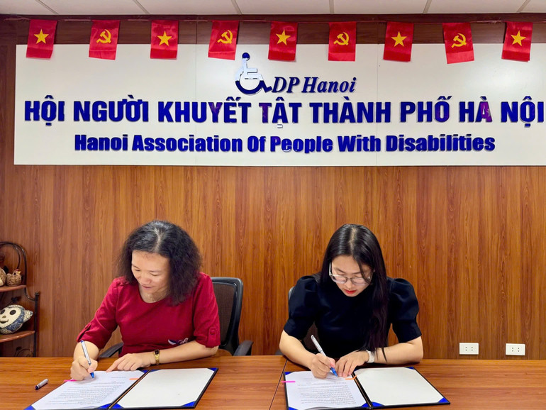 Đại diện hai đơn vị ký kết biên bản bàn giao 100 tài khoản luyện thi IELTS online miễn phí. z7112805328975-04d99b5d55cf7ad255343e85f75cfc8e.jpg