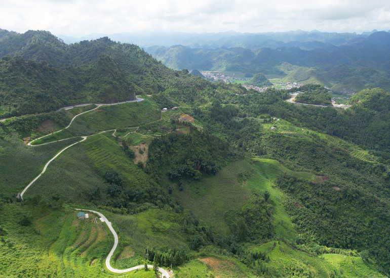 Những cung đường uốn lượn chìm trong mây ở Hà Giang (nay là tỉnh Tuyên Quang). (Ảnh: THỦY NGUYÊN) image-4.jpg