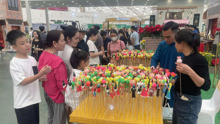 Gian hàng của nghệ nhân tò he Đặng Thường tấp nập khách hàng. thiet-ke-chua-co-ten-16.png