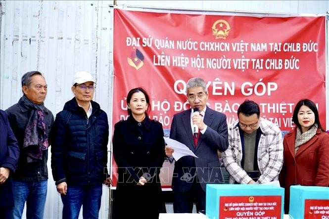 Đại sứ Nguyễn Đắc Thành phát động quyên góp ủng hộ đồng bào bị ảnh hưởng bão lụt trong nước. (Ảnh: TTXVN) Đại sứ Nguyễn Đắc Thành phát động quyên góp ủng hộ đồng bào bị ảnh hưởng bão lụt trong nước. (Ảnh: TTXVN)
