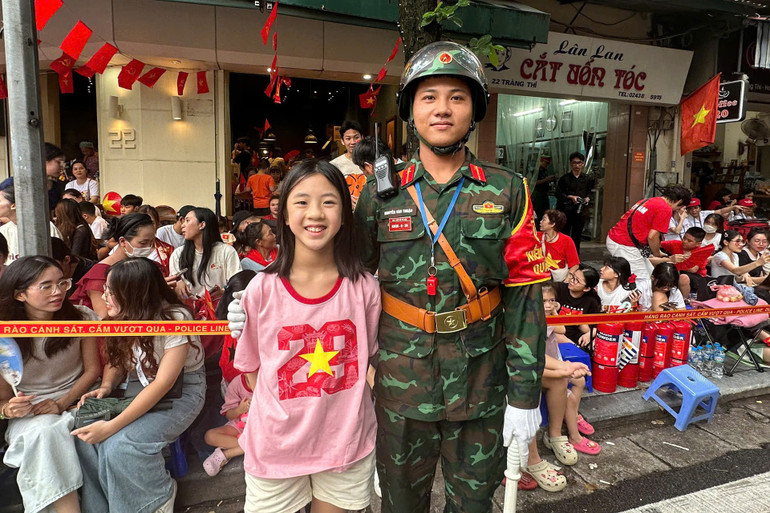 Hạ My cười tươi khi đứng cạnh một chiến sĩ. z6950705995986-abb3bec55b67b961b2e1fe6cc1921411.jpg