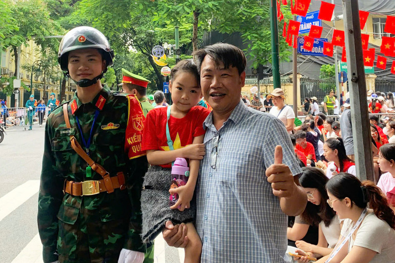 Ông Phùng Anh Tuấn và người thân chụp ảnh lưu niệm cùng chiến sĩ. z6950705995955-398337942a64f2a45c68e333bdc8f84a.jpg