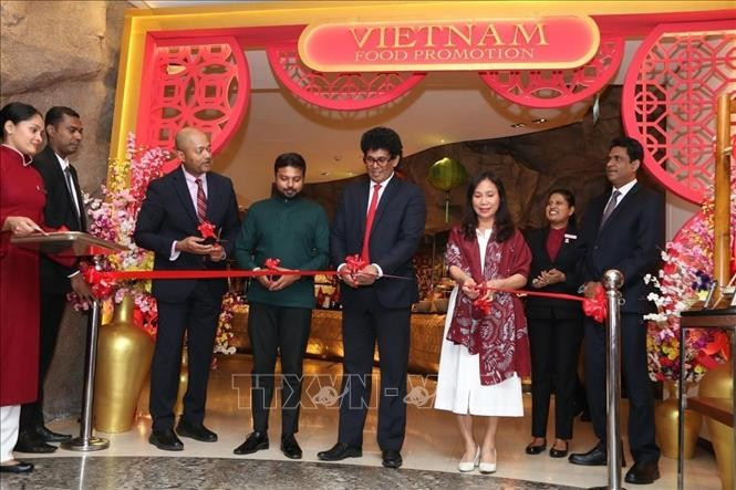 Đại sứ Trịnh Thị Tâm cùng các đại biểu Sri Lanka cắt băng khai trương Tuần lễ Ẩm thực Việt Nam. (Ảnh: TTXVN) Đại sứ Trịnh Thị Tâm cùng các đại biểu Sri Lanka cắt băng khai trương Tuần lễ Ẩm thực Việt Nam. (Ảnh: TTXVN)
