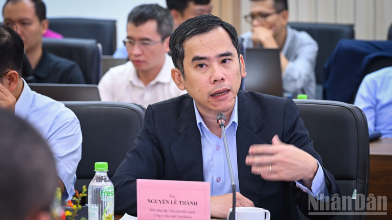 Ông Nguyễn Lê Thành, Nhà sáng lập, Chủ tịch điều hành Công ty bảo mật Verichains chia sẻ tại tọa đàm. ndo_br_thiet-ke-chua-co-ten-17.png