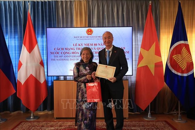 Đại sứ Phùng Thế Long và cô Ngọc Dung Moser - Tổng Thư ký Hội Người Việt Nam tại Thụy Sĩ. Đại sứ Phùng Thế Long và cô Ngọc Dung Moser - Tổng Thư ký Hội Người Việt Nam tại Thụy Sĩ.