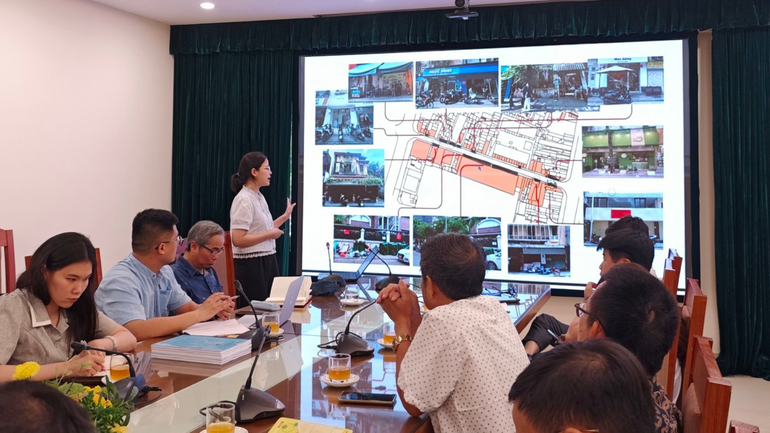 Đại diện các nhóm trình bày ý tưởng về cải tạo cảnh quan đô thị. thiet-ke-chua-co-ten-39.png