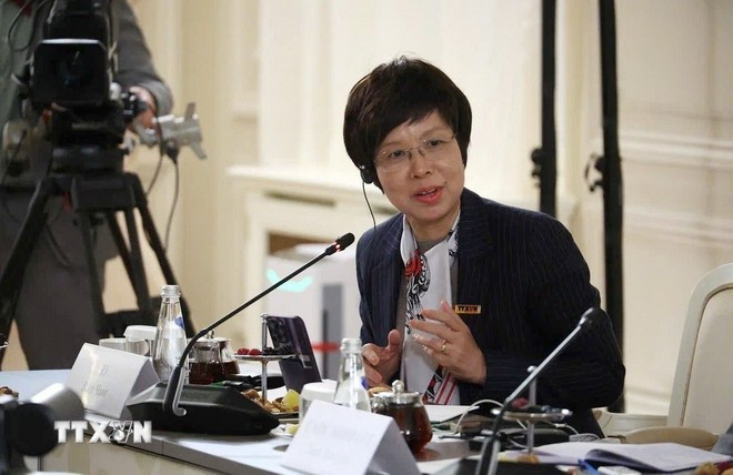 Tổng Giám đốc TTXVN Vũ Việt Trang đặt câu hỏi phỏng vấn Tổng thống Liên bang Nga Vladimir Putin. Tổng Giám đốc TTXVN Vũ Việt Trang đặt câu hỏi phỏng vấn Tổng thống Liên bang Nga Vladimir Putin.
