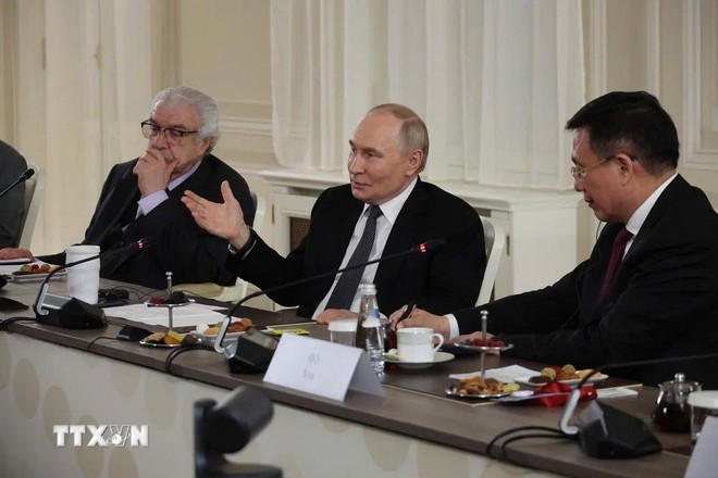 Tổng thống Liên bang Nga Vladimir Putin trả lời phỏng vấn tại cuộc gặp với Trưởng Đoàn đại biểu các Hãng thông tấn OANA và đại diện cơ quan truyền thông lớn trên thế giới. Tổng thống Liên bang Nga Vladimir Putin trả lời phỏng vấn tại cuộc gặp với Trưởng Đoàn đại biểu các Hãng thông tấn OANA và đại diện cơ quan truyền thông lớn trên thế giới.