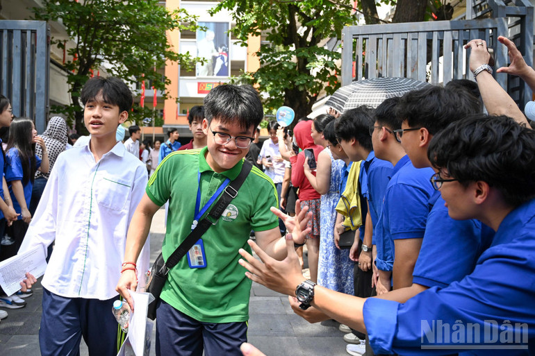 Nhiều thí sinh thể hiện sự thoải mái khi đã hoàn thành 3 môn thi Toán, Ngữ văn và Ngoại ngữ. (Ảnh: THẾ ĐẠI) ndo_br_z6683558805783-b7e6d699896b0a0597cfefea6806fa63.jpg
