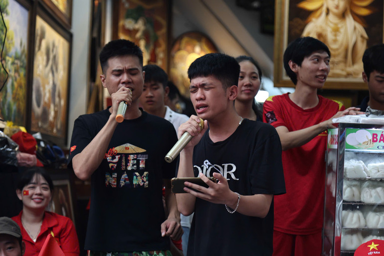 Hai bạn trẻ hát vang bài ca yêu nước. z6950518862696-f4db10ad851f91f8c18dd85222e8e333.jpg