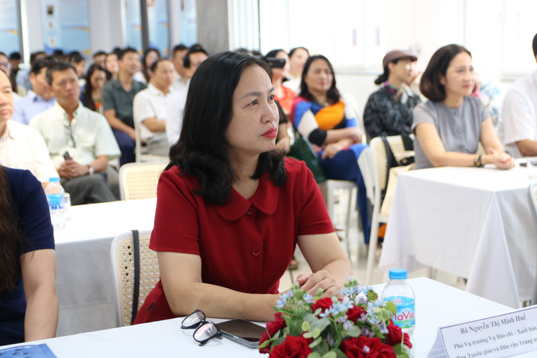 Bà Nguyễn Thị Minh Huế, Vụ phó Báo chí-Xuất bản, Ban Tuyên giáo và Dân vận Trung ương đến dự và chia sẻ tại sự kiện. img-0037.jpg