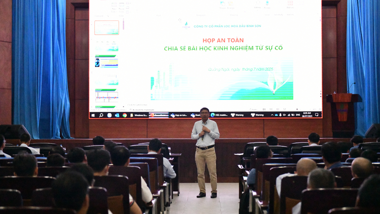 Phó Trưởng Ban An toàn môi trường BSR Nguyễn Phi Hùng trình bày tại buổi họp. thiet-ke-chua-co-ten-44.png