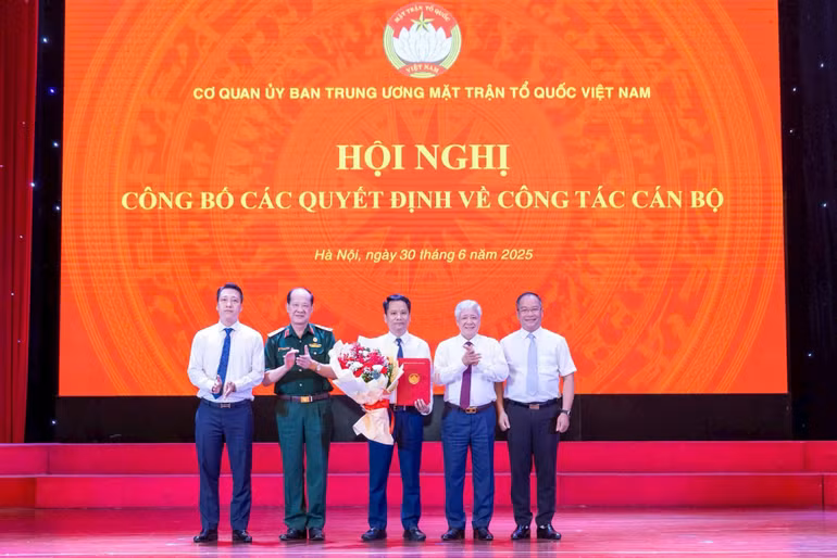 Ủy viên Bộ Chính trị, Bí thư Trung ương Đảng, Bí thư Đảng ủy Mặt trận Tổ quốc, các đoàn thể Trung ương, Chủ tịch Ủy ban Trung ương Mặt trận Tổ quốc Việt Nam Đỗ Văn Chiến; ông Bế Xuân Trường, Chủ tịch Hội Cựu chiến binh Việt Nam, Phó Thủ trưởng cơ quan Ủy ban Trung ương Mặt trận Tổ quốc Việt Nam tặng hoa chúc mừng Ban Biên tập báo Đại đoàn kết.
