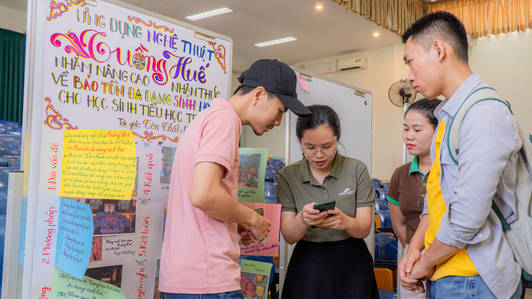 Sinh viên thảo luận tại SCNC mùa 3. thiet-ke-chua-co-ten-57.png