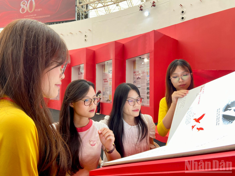 Nguyễn Hải Lan (thứ hai từ trái sang) nhận xét, việc ứng dụng công nghệ trong sách tương tác đã tăng tính trải nghiệm cho người đọc. ndo_br_z6982256252571-e28c8fba192da3074db27274096e5d40.jpg