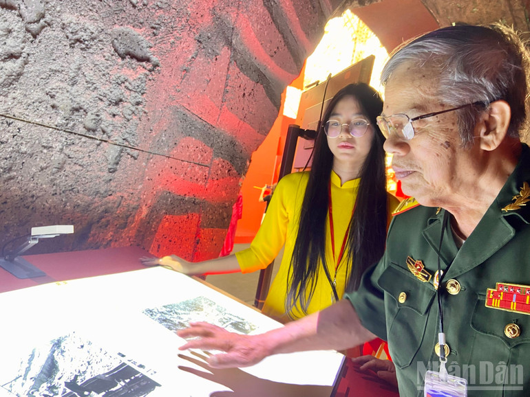 Ông Lê Văn Thọ trải nghiệm sách tương tác mapping tại Triển lãm “95 năm Cờ Đảng soi đường”. ndo_br_z6982258916028-0e7172facda0c903d5dfdb16bc0583ae.jpg