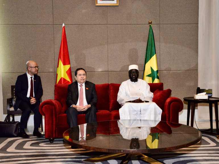 Chủ tịch Quốc hội Trần Thanh Mẫn và Chủ tịch Quốc hội Cộng hòa Senegal El Malick Ndiaye tiến hành cuộc gặp ngắn tại sân bay z6830937716270-333a959e126452f30b2d99243fe0d6da.jpg